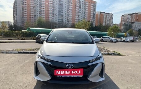 Toyota Prius IV XW50, 2017 год, 2 400 000 рублей, 3 фотография