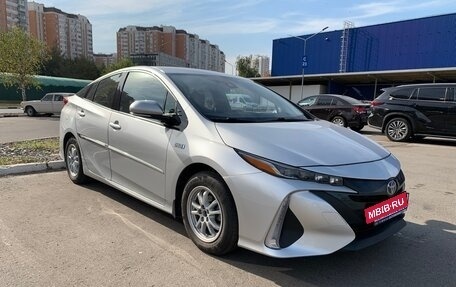 Toyota Prius IV XW50, 2017 год, 2 400 000 рублей, 4 фотография