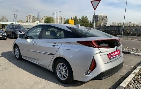 Toyota Prius IV XW50, 2017 год, 2 400 000 рублей, 8 фотография