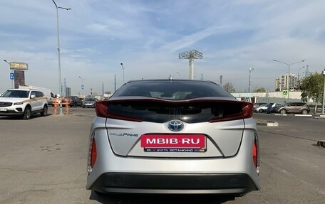 Toyota Prius IV XW50, 2017 год, 2 400 000 рублей, 7 фотография