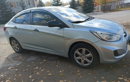 Hyundai Solaris II рестайлинг, 2011 год, 700 000 рублей, 3 фотография