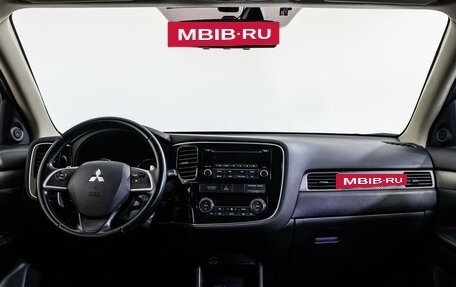 Mitsubishi Outlander III рестайлинг 3, 2014 год, 1 570 000 рублей, 10 фотография