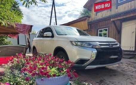 Mitsubishi Outlander III рестайлинг 3, 2015 год, 1 785 000 рублей, 3 фотография