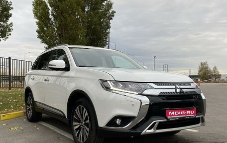 Mitsubishi Outlander III рестайлинг 3, 2019 год, 3 300 000 рублей, 1 фотография