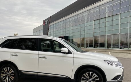 Mitsubishi Outlander III рестайлинг 3, 2019 год, 3 300 000 рублей, 3 фотография