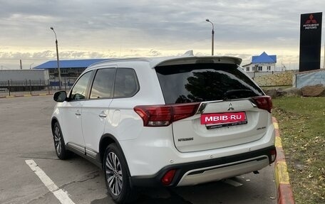 Mitsubishi Outlander III рестайлинг 3, 2019 год, 3 300 000 рублей, 4 фотография