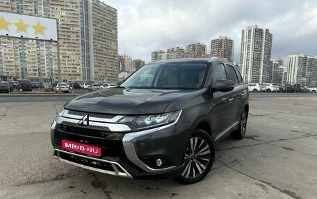 Mitsubishi Outlander III рестайлинг 3, 2020 год, 2 460 000 рублей, 1 фотография