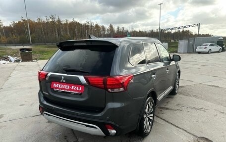 Mitsubishi Outlander III рестайлинг 3, 2020 год, 2 460 000 рублей, 3 фотография