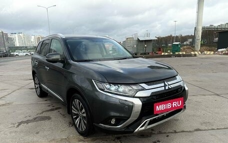 Mitsubishi Outlander III рестайлинг 3, 2020 год, 2 460 000 рублей, 4 фотография