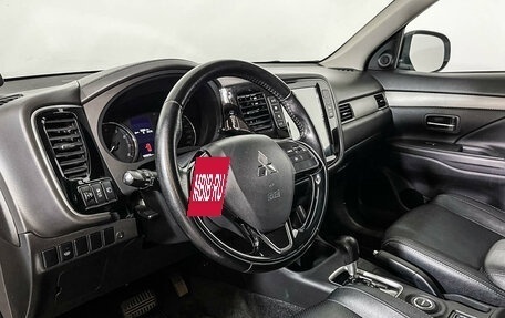 Mitsubishi Outlander III рестайлинг 3, 2015 год, 1 997 000 рублей, 13 фотография