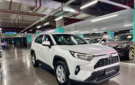 Toyota RAV4, 2021 год, 2 300 000 рублей, 9 фотография