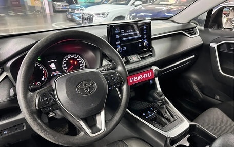 Toyota RAV4, 2021 год, 2 300 000 рублей, 6 фотография