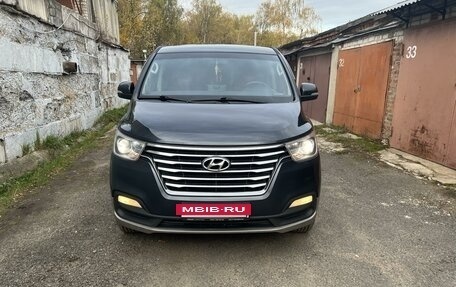 Hyundai Grand Starex Grand Starex I рестайлинг 2, 2018 год, 4 050 000 рублей, 2 фотография