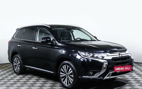 Mitsubishi Outlander III рестайлинг 3, 2022 год, 3 647 000 рублей, 3 фотография