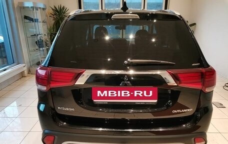 Mitsubishi Outlander III рестайлинг 3, 2018 год, 2 447 000 рублей, 5 фотография