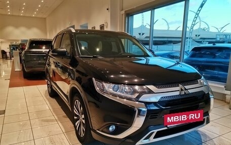 Mitsubishi Outlander III рестайлинг 3, 2018 год, 2 447 000 рублей, 3 фотография