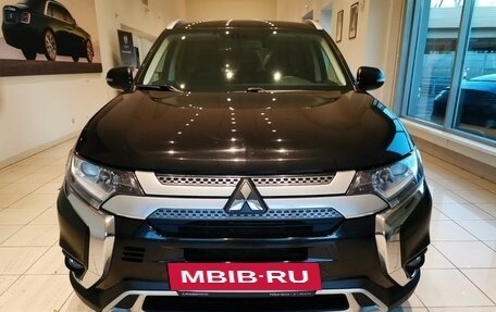 Mitsubishi Outlander III рестайлинг 3, 2018 год, 2 447 000 рублей, 2 фотография