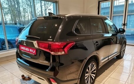 Mitsubishi Outlander III рестайлинг 3, 2018 год, 2 447 000 рублей, 4 фотография