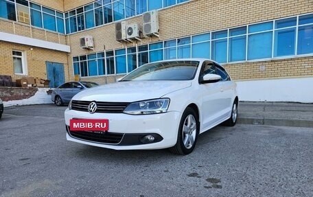 Volkswagen Jetta VI, 2013 год, 997 000 рублей, 2 фотография