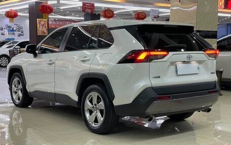 Toyota RAV4, 2020 год, 3 000 000 рублей, 2 фотография