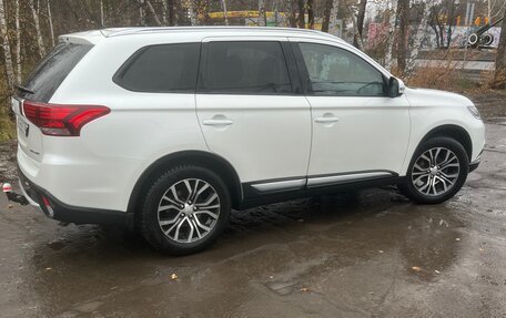 Mitsubishi Outlander III рестайлинг 3, 2015 год, 2 150 000 рублей, 5 фотография