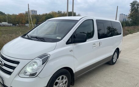 Hyundai H-1 II рестайлинг, 2013 год, 1 800 000 рублей, 2 фотография