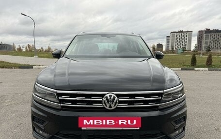 Volkswagen Tiguan II, 2018 год, 2 300 000 рублей, 2 фотография