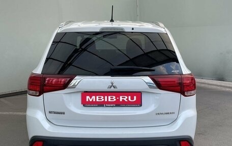 Mitsubishi Outlander III рестайлинг 3, 2016 год, 2 000 000 рублей, 6 фотография