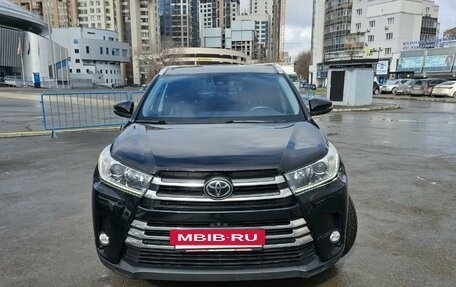 Toyota Highlander III, 2017 год, 3 899 000 рублей, 2 фотография