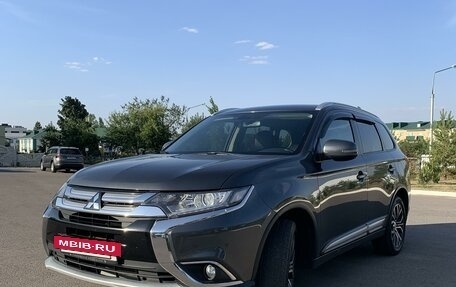 Mitsubishi Outlander III рестайлинг 3, 2015 год, 1 990 000 рублей, 4 фотография