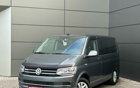 Volkswagen Caravelle T6 рестайлинг, 2017 год, 3 499 000 рублей, 1 фотография