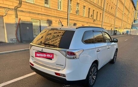 Mitsubishi Outlander III рестайлинг 3, 2014 год, 1 400 000 рублей, 4 фотография