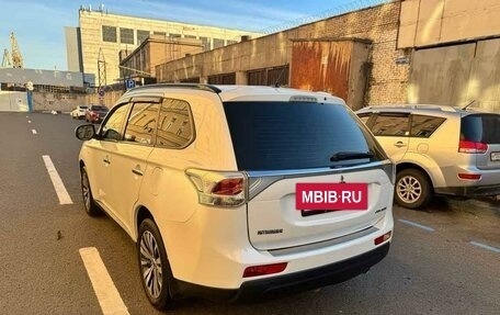 Mitsubishi Outlander III рестайлинг 3, 2014 год, 1 400 000 рублей, 3 фотография