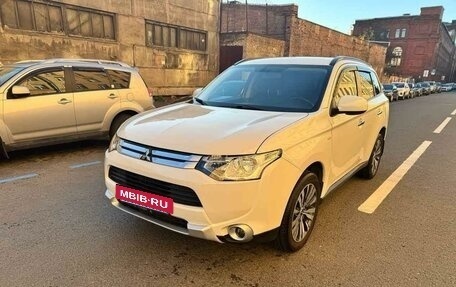 Mitsubishi Outlander III рестайлинг 3, 2014 год, 1 400 000 рублей, 2 фотография