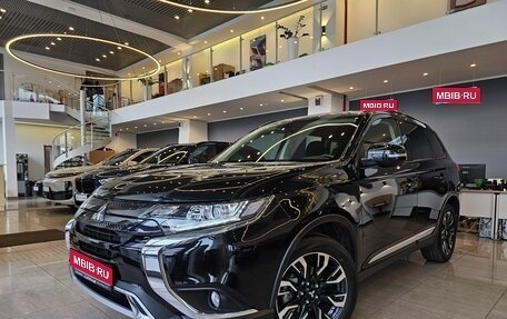 Mitsubishi Outlander III рестайлинг 3, 2022 год, 2 800 000 рублей, 1 фотография