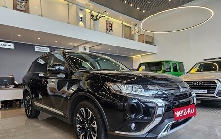 Mitsubishi Outlander III рестайлинг 3, 2022 год, 2 800 000 рублей, 3 фотография