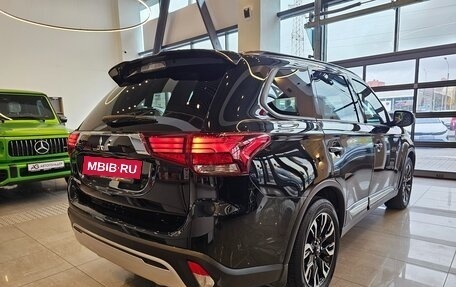 Mitsubishi Outlander III рестайлинг 3, 2022 год, 2 800 000 рублей, 5 фотография