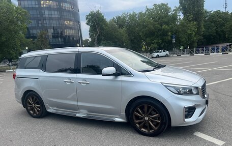 KIA Carnival III, 2018 год, 3 100 000 рублей, 23 фотография