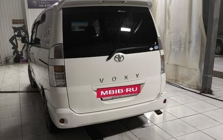 Toyota Voxy II, 2004 год, 1 350 000 рублей, 4 фотография