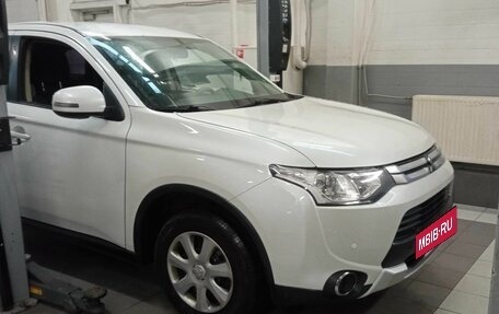 Mitsubishi Outlander III рестайлинг 3, 2014 год, 1 659 000 рублей, 2 фотография