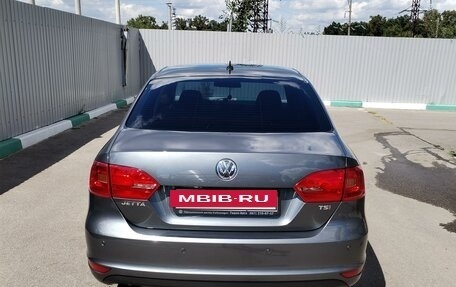 Volkswagen Jetta VI, 2011 год, 1 250 000 рублей, 2 фотография