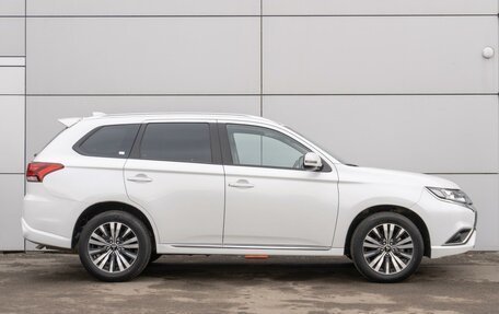 Mitsubishi Outlander III рестайлинг 3, 2022 год, 3 199 000 рублей, 5 фотография