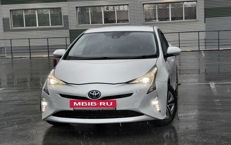 Toyota Prius IV XW50, 2016 год, 1 599 000 рублей, 2 фотография