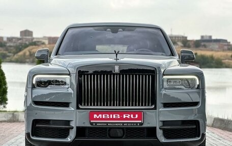 Rolls-Royce Cullinan, 2021 год, 60 000 000 рублей, 2 фотография