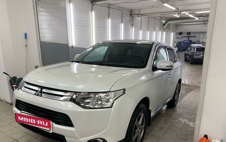 Mitsubishi Outlander III рестайлинг 3, 2014 год, 1 500 000 рублей, 3 фотография