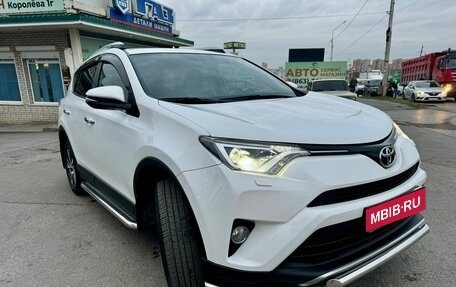 Toyota RAV4, 2017 год, 2 860 000 рублей, 2 фотография