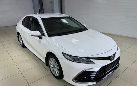 Toyota Camry, 2021 год, 3 180 000 рублей, 2 фотография