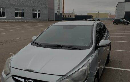 Hyundai Solaris II рестайлинг, 2012 год, 800 000 рублей, 2 фотография