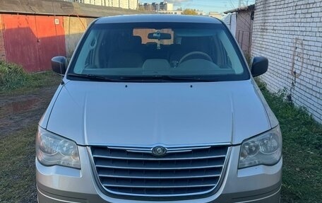 Chrysler Town & Country V рестайлинг, 2008 год, 1 500 000 рублей, 1 фотография