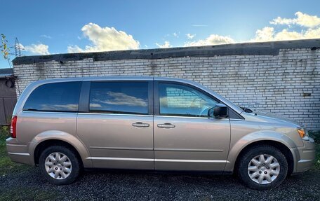 Chrysler Town & Country V рестайлинг, 2008 год, 1 500 000 рублей, 3 фотография